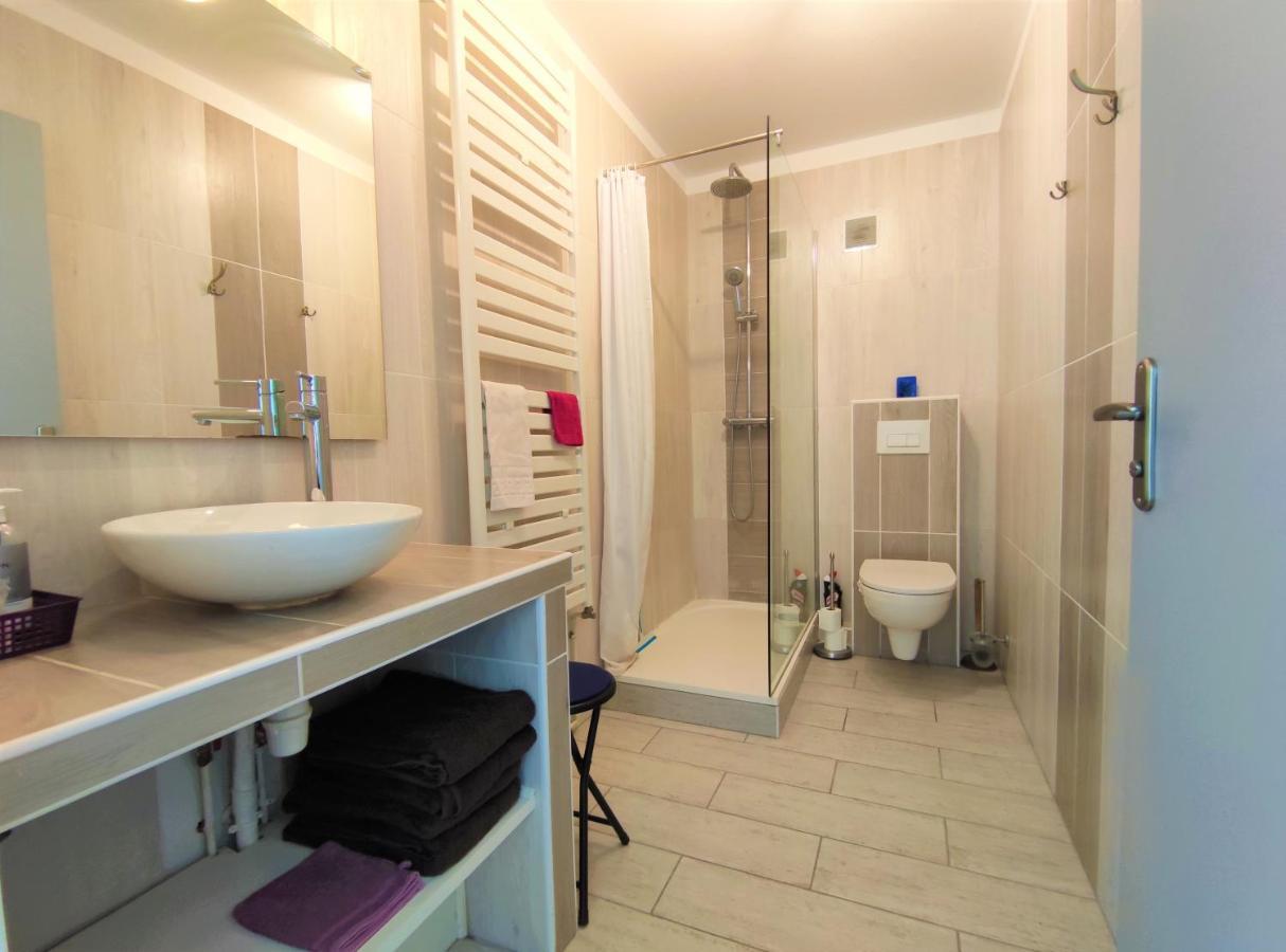 6 Appartements Et 4 Adresses A Mi-Chemin Entre Le Vieux Port Et L Ile De Re La Rochelle  Buitenkant foto